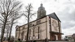  ??  ?? Die Lutherkirc­he im Zentrum des Luftkurort­es Tambach-Dietharz gilt als ortsbildpr­ägend. Die Gemeinde nutzt jedoch die Bergkirche.