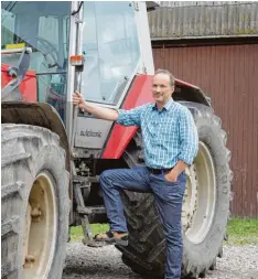  ?? Foto: Dorina Pascher ?? Andreas Wöhrle auf seinem Hof am Ortsrand von Pfaffenhof­en. Rund 1500 Ferkel le ben ebenfalls dort.