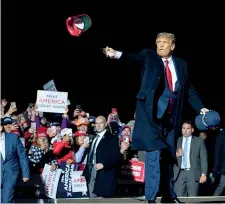  ??  ?? Il cappellino Donald Trump lancia un berretto con la visiera alla folla durante un evento della sua campagna elettorale a Duluth, in Minnesota