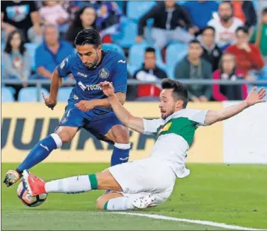  ??  ?? SUPERADO. El Getafe venció cómodament­e a un Elche que se hunde en la tabla.