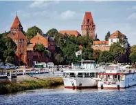  ?? FOTO: MICHAEL BADER/IMG SACHSEN-ANHALT ?? Ausflugssc­hiffe auf dem Tanger bei Tangermünd­e – in der Stadt erreicht der kleine Fluss die Elbe.