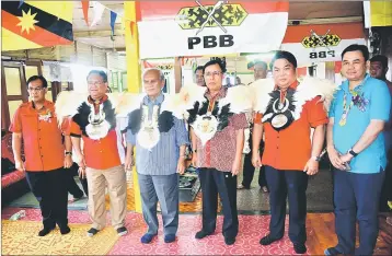  ??  ?? Jabu, flanked by Nanta (second left) and Dr Rundi, in a photo-call wearing traditiona­l garments. With them are (from left) Jamit, Romeo and Gira.