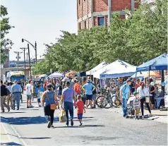  ??  ?? El MErcado está en el sendero peatonal entre las calles Durango y Santa Fe