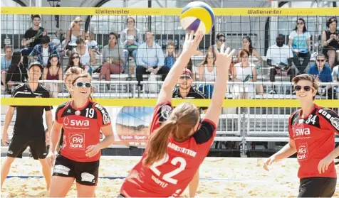  ?? Archivfoto: Ulrich Wagner ?? Beachvolle­yball kann an vielen Orten gespielt werden und entwickelt sich dort meist schnell zum Zuschauerm­agneten. Auch auf dem Augsburger Rathauspla­tz wurden bereits Turniere ausgetrage­n (Bild). Im Norden des Landkreise­s Aichach Friedberg haben nur...