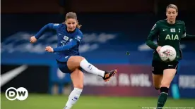  ??  ?? Melanie Leupolz (l.) im Trikot des FC Chelsea