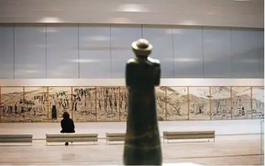  ??  ?? L’installazi­one al Louvre Lens della panoramica di Pascal Convert, immagine della parete di Bamiyan dove ci sono 750 grotte e lì erano scolpiti i due Buddha, uno alto 53 metri e l’altro 38. In primo piano, nella foto, la statua di Gudea, principe del Lagash