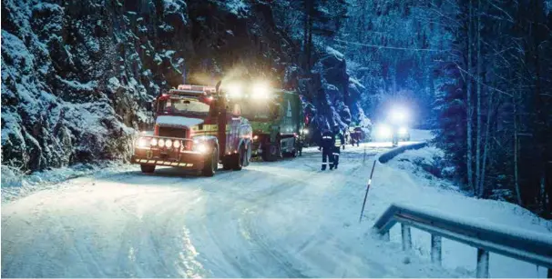  ?? FOTO: ESPEN SAND ?? I midten av desember var det speilglatt­e veier i Marnardal, da en søppelbil skled av veibanen og havnet i fjellvegge­n.