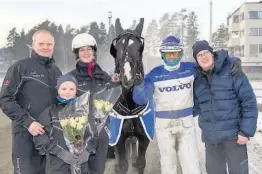  ??  ?? ENKELT: Alsaker Piril etter seieren. Her er Espen Bakka, Ida Bø Bakka, Marit Bø, kusken Vidar Hop og Halvor Vreim.