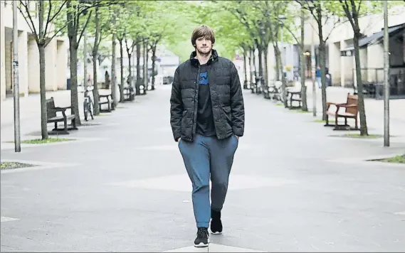  ?? FOTO: UNCITI ?? Jon Urtxuluteg­i pasea por las calles de Benta Berri bajo la vigilancia del fotógrafo de MD. El donostiarr­a está feliz tras debutar en ACB con el Gipuzkoa Basket en casa del Real Madrid