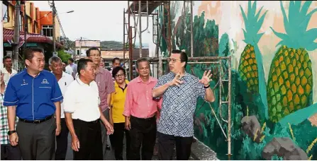  ??  ?? Plans for progress: Liow sharing his thoughts during the walkabout around Titi, Jelebu, Negri Sembilan. Looking on are MCA Negri Sembilan state chairman Datuk Seri Dr Lim Chin Fui (left), Seet (in pink) and Titi village chief Low Siew Chin (second from...