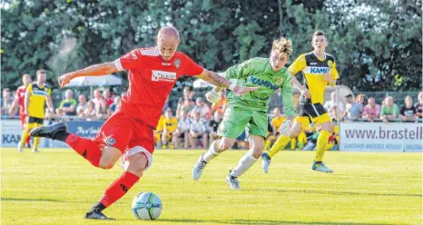  ?? FOTO: THOMAS SIEDLER ?? Aalens Matthias Morys (am Ball) trifft in dieser Situation nur das Außennetz. Waldhausen­s Schlussman­n Denis Wille, der einige starke Paraden zeigte, blieb diesmal nur das Zuschauen.