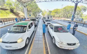  ??  ?? Un grupo de taxistas brasileños se manifestó ayer frente a la Aduana de Foz al no poder cruzar hacia el territorio paraguayo y porque sus pares esteños se movilizaro­n sin problemas.