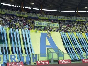  ?? (Getty) ?? Nel 2001
La curva del Chievo festeggia la storica promozione in serie A, dove la squadra resterà 17 anni