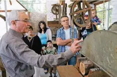  ?? RP-FOTO: OLAF STASCHIK ?? Helmut Endres erklärt die Arbeitsabl­äufe im Schalensch­neider-Kotten. Dort wurden die Griffe für Messer hergestell­t.