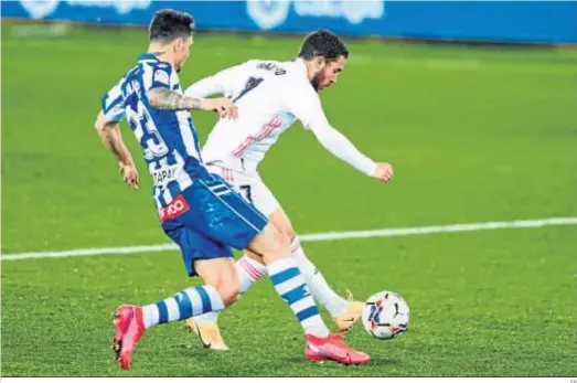  ?? EP ?? Hazard golpea el balón con su pierna zurda ante Ximo Navarro para batir a Pacheco y hacer el 0-3.