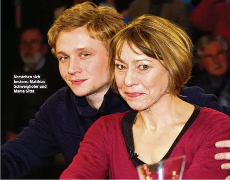  ??  ?? Verstehen sich bestens: Matthias Schweighöf­er und Mama Gitta