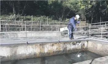  ??  ?? ► Expertos visitaron la planta de Essal, en Caipulli para verificar el estado del agua.