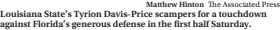  ?? The Associated Press ?? Matthew Hinton
Louisiana State’s Tyrion Davis-price scampers for a touchdown against Florida’s generous defense in the first half Saturday.
