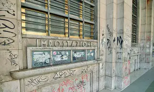  ??  ?? Vandali Scritte e brutture a Vicenza. Nelle foto in alto, da sinistra, la chiesa di San Giacomo, San Lorenzo, contra’ Cordenons, qui le poste centrali (Galofaro)