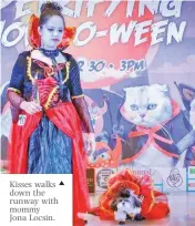  ??  ?? Kisses walks down the runway with mommy Jona Locsin. Doodles Paw Couture staff guides audiences during registrati­on.