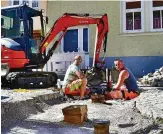  ?? FOTO: HANS-PETER STADERMANN ?? Stefan Weinschenk (links) und Silvio Großmann vom Baubetrieb­shof der Stadt bauen neue Poller in der Zimmerstra­ße ein.