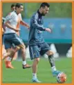  ??  ?? Lionel Messi durante el entrenamie­nto de Argentina en Quito