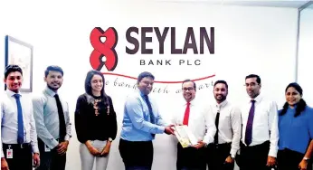  ??  ?? Seylan Bank Retail Banking Deputy General Manager Tilanwijey­esekera exchanging the MOU with Lankaprope­rtyweb.com Managing Director Daham Gunaratne