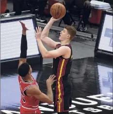  ?? Nam Y. Huh / Associated Press ?? Atlanta’s Kevin Huerter, right, shoots over Chicago's Chandler Hutchison. Huerter was 4-for-10 from the field.