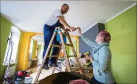  ?? ??  Franziska und Papa Tilmann Müller (60) bereiten die Räume vor.