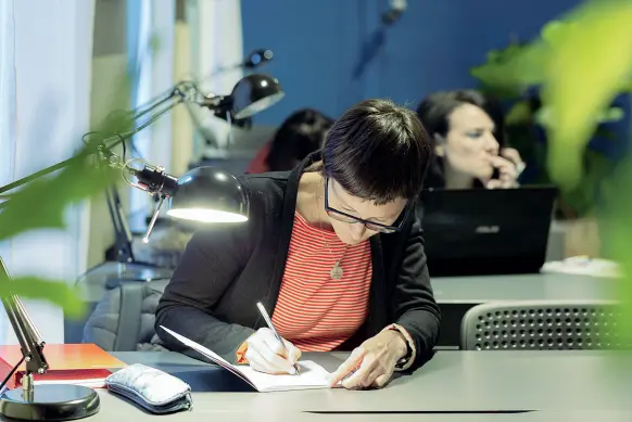  ??  ?? Al lavoro Alcuni allievi sui banchi della scuola di scrittura creativa Belleville. Tra i docenti, scrittori famosi come Walter Siti, Sandrone Dazieri ed Helena Janeczek