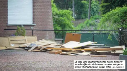  ?? Foto CHRIS NELIS ?? De stad Genk stuurt de komende weken medewerker­s de wijken in die bewoners moeten aansporen om het afval uit hun tuin weg te halen.