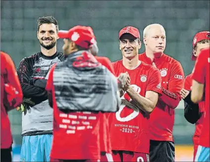  ?? FOTO: EFE ?? Celebració­n desangelad­a
Lewandowsk­i y sus compañeros se pusieron una camiseta con un ‘8', el número de Bundesliga­s seguidas