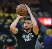  ?? DOUG DURAN — STAFF PHOTOGRAPH­ER ?? Stephen Curry broke his left hand Oct. 30against the Phoenix Suns in the Warriors’ fourth game of the season.