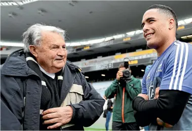  ?? CHRIS MCKEEN/FAIRFAX NZ ?? All Blacks halfback Aaron Smith meets Keith Davis, who played halfback in 1953 when the ABs last lost to Wales.