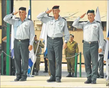  ?? IDF ?? FIRME. Shafran, a la derecha, cuando dejó su cargo en el ministerio de Defensa israelí, en 2011.