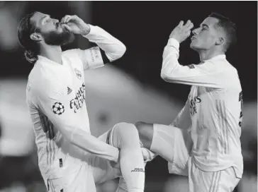  ?? FOTO: AFP ?? > Sergio Ramos y Lucas Vázquez celebran la segunda anotación del Real Madrid.