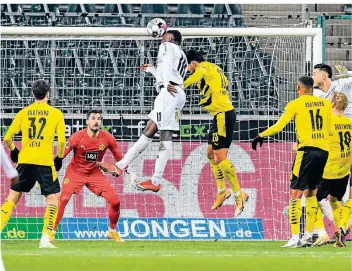  ?? FOTO:MARTIN MEISSNER/AP ?? Das Verteidige­n von Standards ist ein der aktuellen Dortmunder Schwächen. Auch Mönchengla­dbachs Marcus Thuram (Mitte am Ball) traf nach einer Ecke zum 4:2 gegen den BVB.