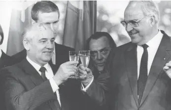  ?? FOTO: THOMAS IMO/PHOTOTHEK.NET ?? Helmut Kohl stößt im Sommer 1989 mit dem russischen Staats- und Parteichef Michail Gorbatscho­w zur Unterzeich­nung diverser Verträge im Kanzleramt an.