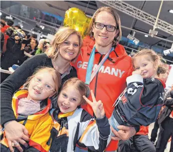  ?? FOTO: DPA ?? Christian Ehrhoff mit Familie und Silbermeda­ille.