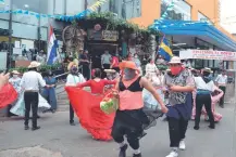  ??  ?? Celebració­n de San Juan en el predio de Comercial El Cacique de la ciudad de Luque.