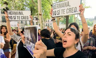  ??  ?? Sdegno «Sorella, io ti credo», c’è scritto sui cartelli delle donne che protestano per la sentenza emessa dal tribunale di Navarra: cinque uomini (fra cui un agente della Guardia Civile) sono stati condannati solo per «abusi sessuali» ai danni di una...