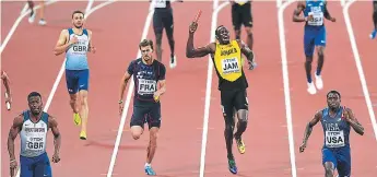  ??  ?? Pasó lo inesperado en el relevo 4x100... Bolt se lesiona y así se despide...