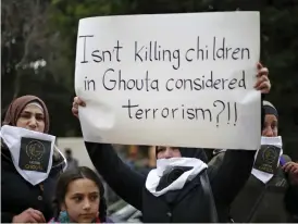  ?? Bild: BILAL HUSSEIN/TT ?? PROTEST. Demonstrat­ion i Libanon i helgen mot blodsutgju­telsen i Ghouta.