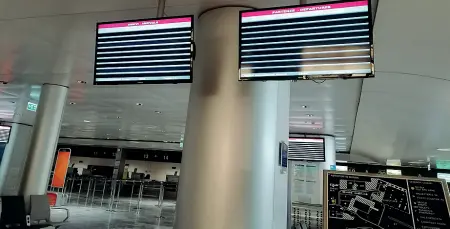  ??  ?? I tabelloni di arrivi e partenze tutti vuoti nell’aeroporto di Pisa completame­nte deserto