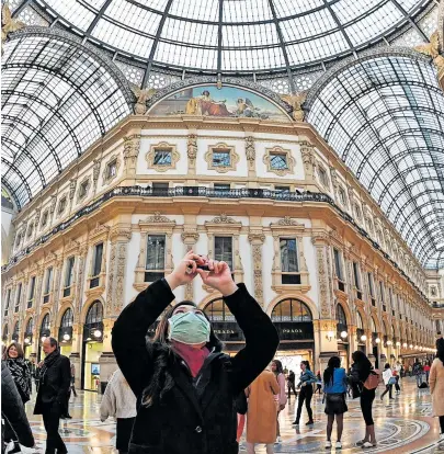  ?? [ AFP ] ?? Modemetrop­ole im Ausnahmezu­stand: eine Touristin in der Galleria Vittorio Emanuele in Mailand.
