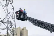  ??  ?? Los bomberos bajan al joven con la máquina escalera.