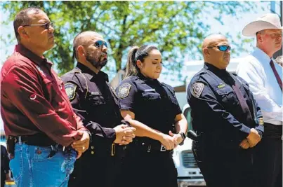  ?? CHRISTOPHE­R LEE NYT ?? Chief Pete Arredondo (second from right), seen at a news conference in Uvalde, Texas, on May 26, arrived at the scene of the Robb Elementary School shooting without a police radio and had officers fall back rather than engage the gunman.