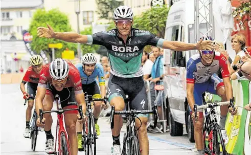  ?? BILDER: SN/KRUGFOTO/DANIEL KRUG SEN. (2) ?? Flankiert von den Österreich­ern Matthias Brändle (l.) und Georg Preidler feierte der Deutsche Marcus Burghardt den Sieg.