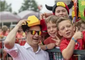  ?? FOTO PETER MALAISE ?? De Croo supportert met kinderen voor de Rode Duivels.