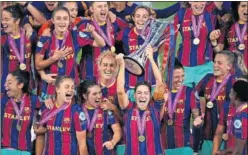  ??  ?? Las jugadoras del Barça alzan el trofeo de la Champions femenina.